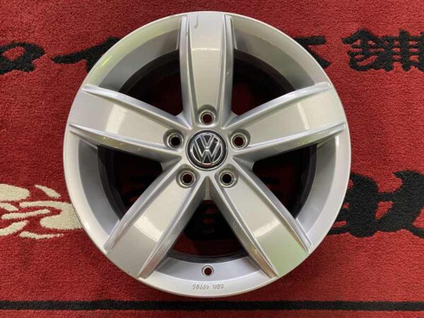 フォルクスワーゲン純正　コルヴァーラ　カラー：シルバー